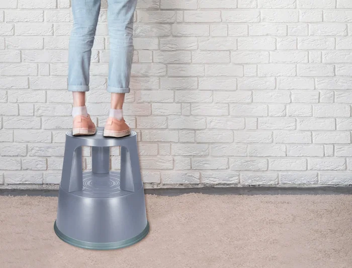 Q-connect Taburete con Ruedas Retráctiles ABS Gris Dos Niveles Soporta 150kg Ø43.5x43cm