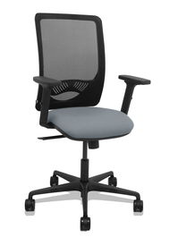 Silla de oficina Zulema con mecanismo Sincro tapizada con Tela color Gris y malla color Negro. Equipada con lumbar 1D, Brazos 2D y Ruedas 65mm nailon