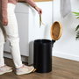 Je cherche une Idee Juego de 2 Cubos de Basura o Papelera con Pedal y Cubo Extraíble, 12 L y 3 L, Metal y Bambú, Negro