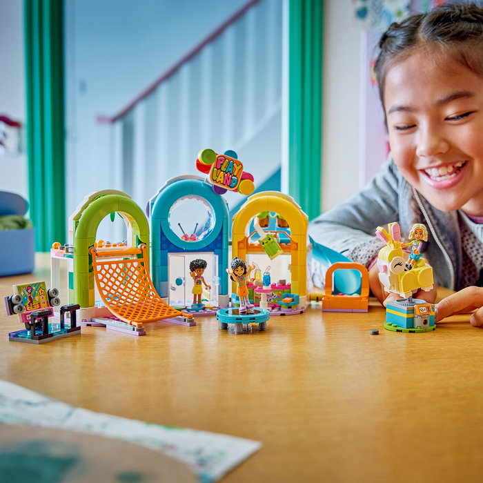 LEGO Friends 42686 Parque de Juegos Cubierto Set de Construcción con 668 Piezas y Minipersonajes para Niños a Partir de 7 Años