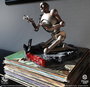 Queen Estatua 3D Vinyl Queen Robot (News of the World) 20 x 21 x 24 cm