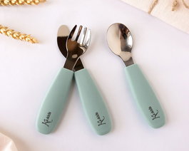 KioKids Set de Cubiertos Infantiles de Acero Inoxidable y Silicona Verde Salvia | Colección Little Sauvages | Recomendado +6 Meses