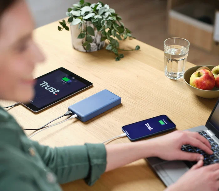 Trust Power Bank Batería Externa Primo 20000 mAh con Carga Rápida USB-C 15W, 3 Puertos (2 USB-A + 1 USB-C), 50% Plásticos Reciclados, Azul