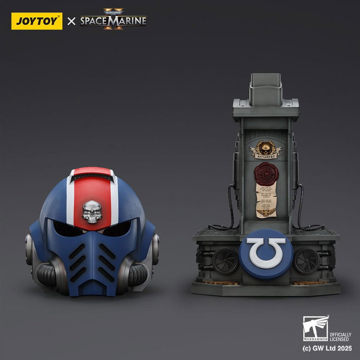 Joy Toy (CN) Warhammer 40,000: Space Marine 2 Réplica Ultramarines Lieutenant Titus casco con expositor Joy Toy (CN) Warhammer 40,000: Space Marine 2 Réplica Ultramarines Lieutenant Titus casco con expositor