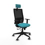 Silla de oficina Horna con mecanismo Sincro/Traslack tapizada con Tela color Turquesa y malla color Negro. Equipada con lumbar 1D, Brazos 1D, Cabecero 2D y Ruedas 65 mm parqué