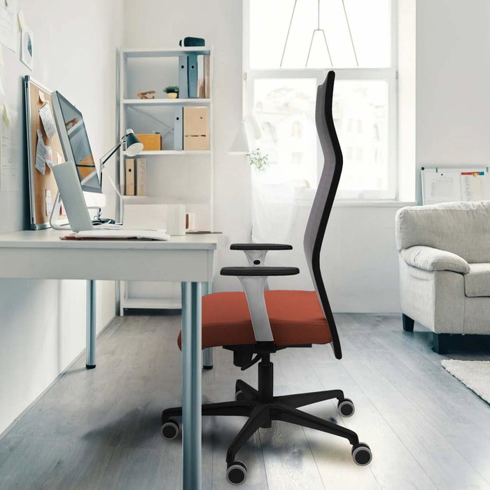 Sillón Albacete con mecanismo Sincro tapizada con Tela color Negro. Equipado con Base nailon negra, Brazos 1D y Ruedas 65 mm parqué