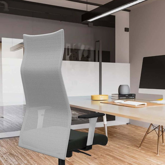 Sillón Albacete con mecanismo Sincro tapizada con Tela color Negro. Equipado con Base nailon negra, Brazos 1D y Ruedas 65 mm parqué