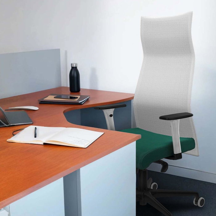 Sillón Albacete con mecanismo Sincro tapizada con Tela color Negro. Equipado con Base nailon negra, Brazos 1D y Ruedas 65 mm parqué