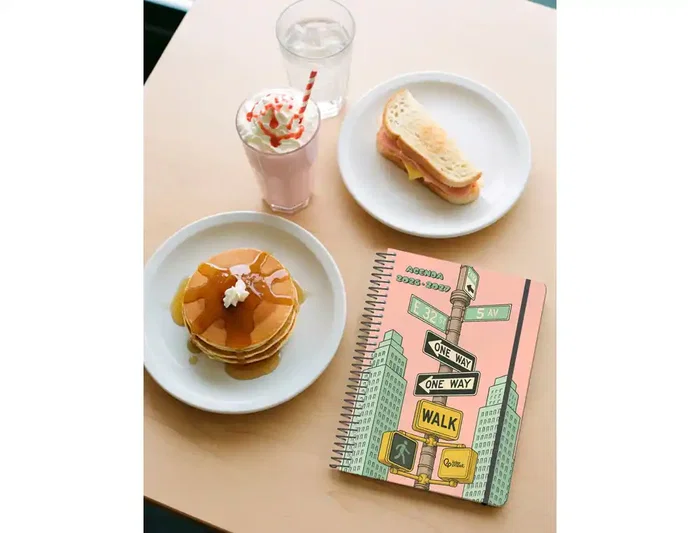 Liderpapel Agenda Escolar 2026-2027 Espiral City Rosa, Día Página A5 Bilingüe, Papel FSC 80g, Colección Fantasy con Gomilla y Pegatinas