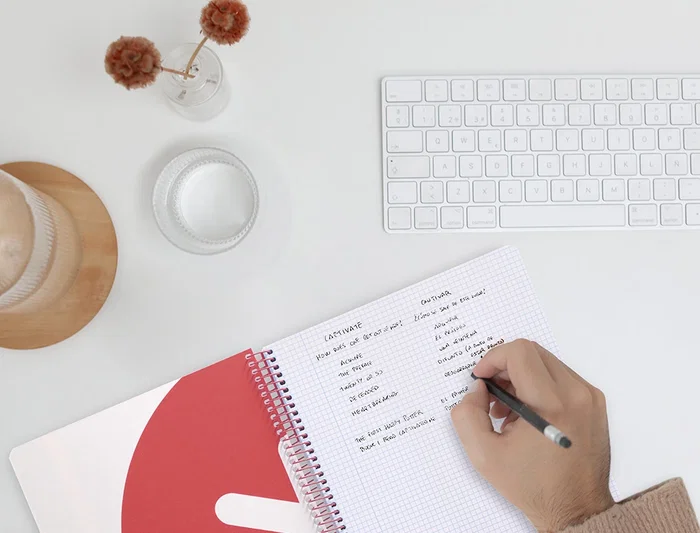 Antartik Cuaderno Espiral A4 Tapa Dura 80 Hojas 100gr Cuadro 5mm Color Frambuesa