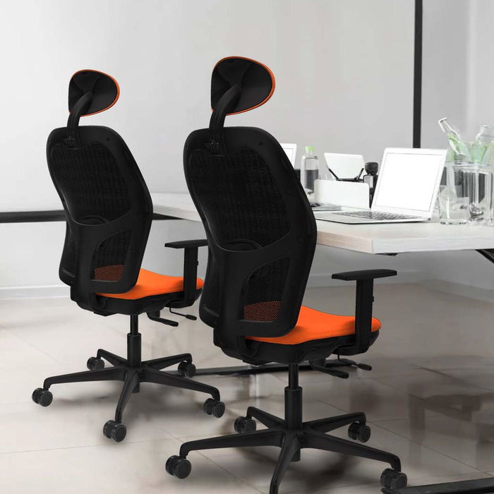 Silla de oficina Jorquera con mecanismo Sincro/Traslack tapizada con Tela color Pistacho y malla color Azul. Equipada con lumbar 1D, Brazos 1D, Cabecero Fijo y Ruedas 65mm nailon