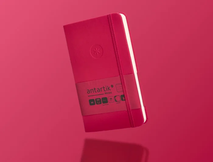 Antartik Cuaderno A6 Tapa Dura Rayas Burdeos 100 Hojas 80gr FSC con Gomilla y Bolsillo