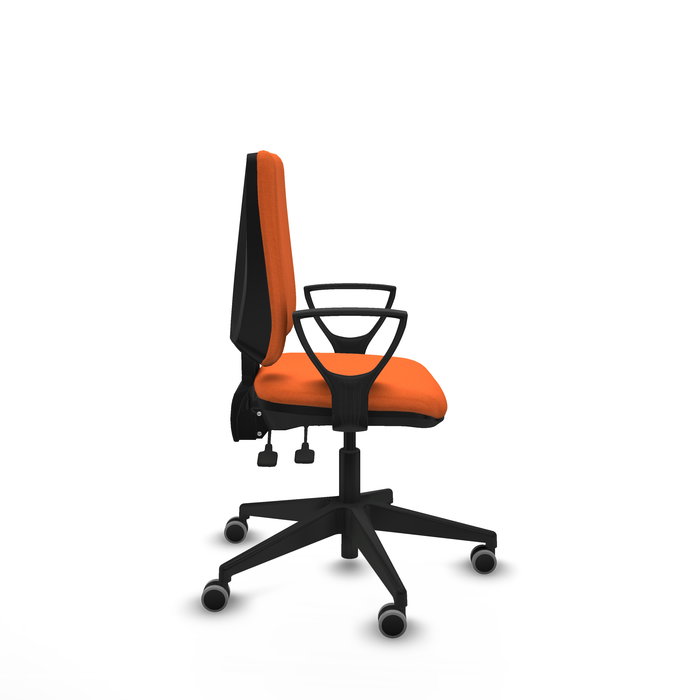 Silla de oficina Elche con mecanismo Asincro tapizada con Tela color Naranja. Equipada con Base piramidal negra, Brazos fijos y Ruedas 65 mm parqué