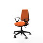 Silla de oficina Elche con mecanismo Asincro tapizada con Tela color Naranja. Equipada con Base piramidal negra, Brazos fijos y Ruedas 65 mm parqué