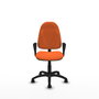 Silla de oficina Algarra con mecanismo Contacto permanente básico tapizada con Tela color Naranja. Equipada con Base poliamida negra, Brazos fijos y Ruedas de nailon 50 mm