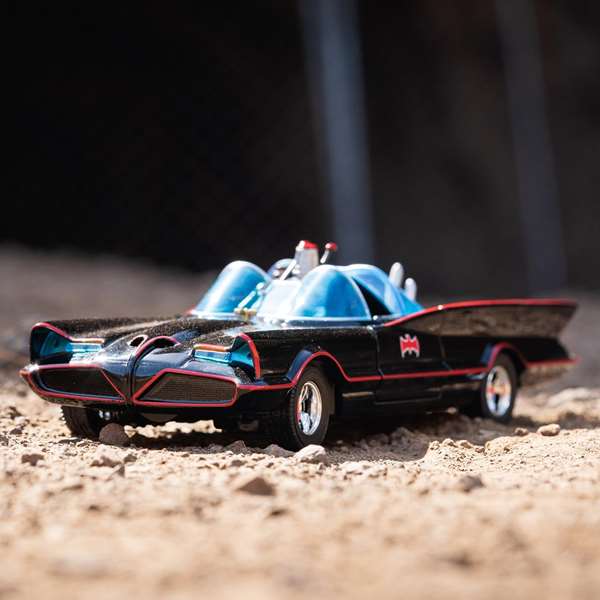 Smoby Batmóvil 1966 Classic Coche de Metal con 4 Figuras, Escala 1:24, 19 cm Smoby Batmóvil 1966 Classic Coche de Metal con 4 Figuras, Escala 1:24, 19 cm