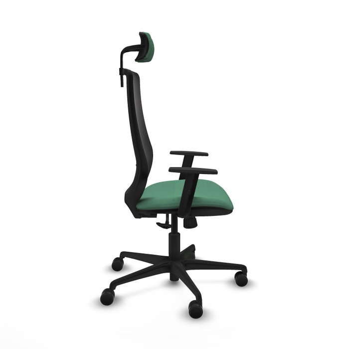 Silla de oficina Mardos con mecanismo Sincro tapizada con Tela color Verde esmeralda y malla color Negro. Equipada con lumbar 1D, Brazos 1D, Cabecero 2D y Ruedas 65mm nailon