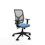 Silla de oficina Motilla con mecanismo Sincro tapizada con Tela color Azul cielo y malla color Gris. Equipada con lumbar 1D, Brazos 1D y Ruedas 65mm nailon