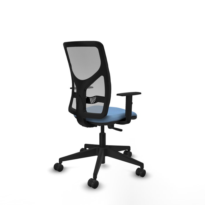 Silla de oficina Motilla con mecanismo Sincro tapizada con Tela color Azul cielo y malla color Gris. Equipada con lumbar 1D, Brazos 1D y Ruedas 65mm nailon