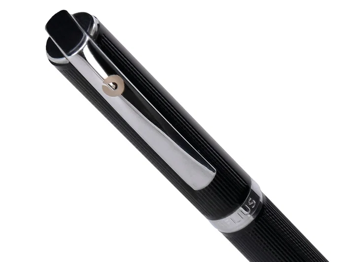 Belius Turbo Roller y estuche aluminio textura punteada negro plateado tinta negro caja de diseño