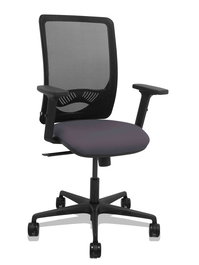 Silla de oficina Zulema con mecanismo Sincro tapizada con Tela color Gris oscuro y malla color Negro. Equipada con lumbar 1D, Brazos 2D y Ruedas 65mm nailon