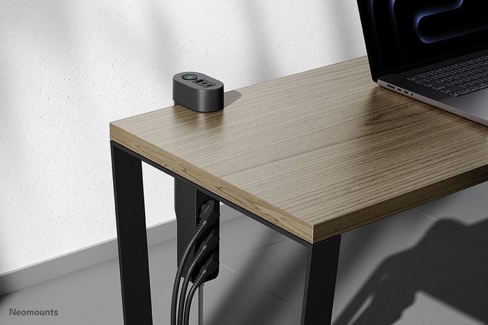 Neomounts DS22-840BL6 Regleta de Sobremesa con Abrazadera y Puertos USB-C y USB-A - Carga Rápida