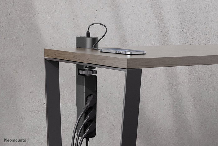 Neomounts DS22-840BL6 Regleta de Sobremesa con Abrazadera, 3 Tomas AC + 4 Puertos USB (2x USB-C y 2x USB-A) para Carga Rápida 20W, Cable 1.4m, Negro