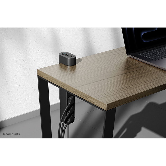 Neomounts DS22-840BL6 Regleta de Sobremesa con Abrazadera, 3x Schuko y USB-C/A de Carga Rápida - Negro