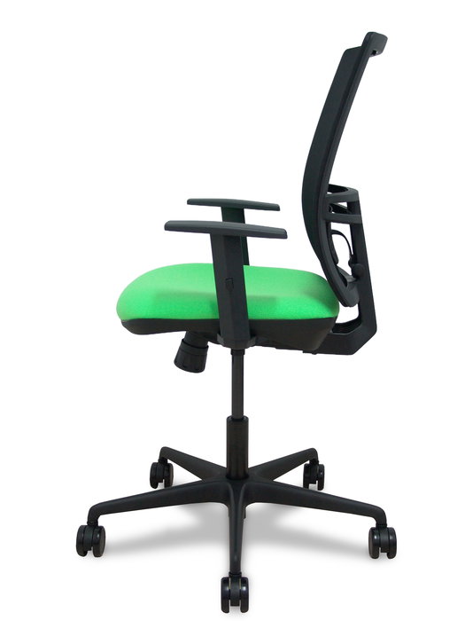 Silla de oficina Yunquera con mecanismo Sincro tapizada con Tela color Pistacho y malla color Negro. Equipada con lumbar 1D, Brazos 1D y Ruedas 65mm nailon