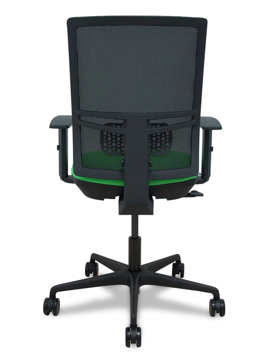 Silla de oficina Yunquera con mecanismo Sincro tapizada con Tela color Pistacho y malla color Negro. Equipada con lumbar 1D, Brazos 1D y Ruedas 65mm nailon