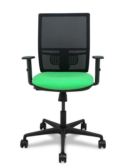 Silla de oficina Yunquera con mecanismo Sincro tapizada con Tela color Pistacho y malla color Negro. Equipada con lumbar 1D, Brazos 1D y Ruedas 65mm nailon