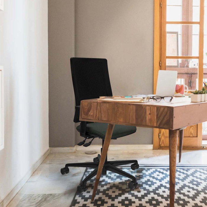 Silla de oficina Bormate con mecanismo Asincro tapizada con Tela color Verde oliva y malla color Negro. Equipada con lumbar 1D, Brazos 2D y Ruedas 65mm nailon