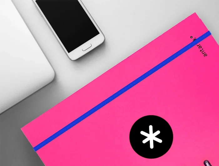 Antartik Carpeta con recambio A4, cuadro 5mm, forrada, 4 anillas 25mm redondas, color rosa, papel 100 g/m²