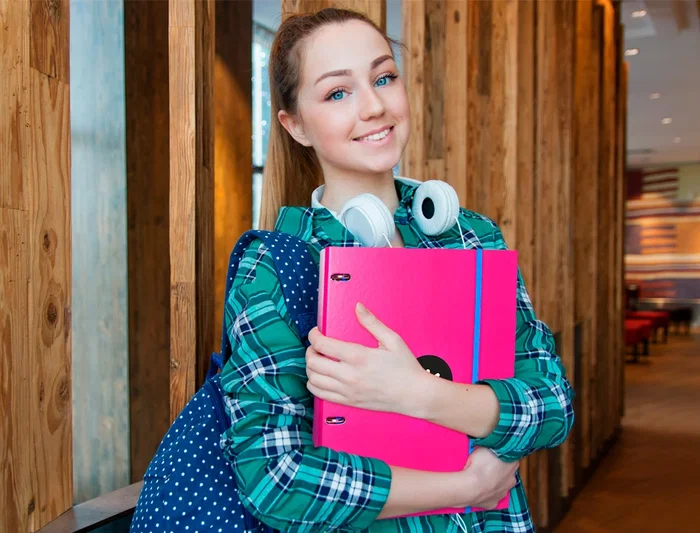 Antartik Carpeta con recambio A4, cuadro 5mm, forrada, 4 anillas 25mm redondas, color rosa, papel 100 g/m²