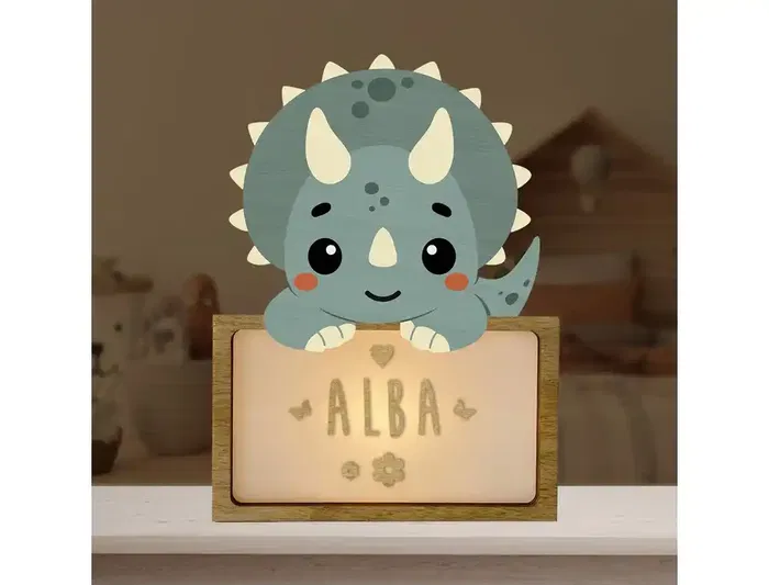 Wondee Lampara Vintiun Personalizable Little Dino Triceratops - Lampara Bebe Noche Madera Sostenible con Nombre, Luz Nocturna Quitamiedos, Funciona a Pilas y USB-C, Incluye Kit Wondee Lampara Vintiun Personalizable Little Dino Triceratops - Lampara Bebe Noche Madera Sostenible con Nombre, Luz Nocturna Quitamiedos, Funciona a Pilas y USB-C, Incluye Kit