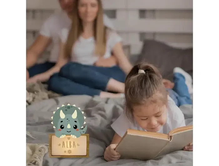 Wondee Lampara Vintiun Personalizable Little Dino Triceratops - Lampara Bebe Noche Madera Sostenible con Nombre, Luz Nocturna Quitamiedos, Funciona a Pilas y USB-C, Incluye Kit Wondee Lampara Vintiun Personalizable Little Dino Triceratops - Lampara Bebe Noche Madera Sostenible con Nombre, Luz Nocturna Quitamiedos, Funciona a Pilas y USB-C, Incluye Kit