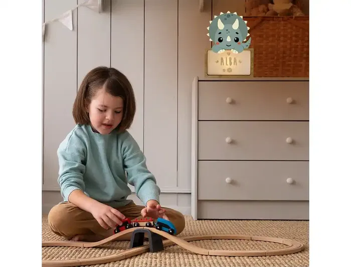 Wondee Lampara Vintiun Personalizable Little Dino Triceratops - Lampara Bebe Noche Madera Sostenible con Nombre, Luz Nocturna Quitamiedos, Funciona a Pilas y USB-C, Incluye Kit Wondee Lampara Vintiun Personalizable Little Dino Triceratops - Lampara Bebe Noche Madera Sostenible con Nombre, Luz Nocturna Quitamiedos, Funciona a Pilas y USB-C, Incluye Kit