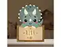 Wondee Lampara Vintiun Personalizable Little Dino Triceratops - Lampara Bebe Noche Madera Sostenible con Nombre, Luz Nocturna Quitamiedos, Funciona a Pilas y USB-C, Incluye Kit