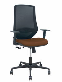 Silla de oficina Mardos con mecanismo Sincro tapizada con Tela color Marrón oscuro y malla color Negro. Equipada con lumbar 1D, Brazos 1D y Ruedas 65mm nailon