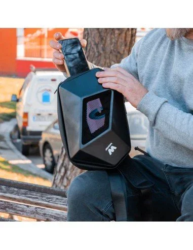 Woxter AC26-009 Mochila LED Loy-Evil Eye 6L Negro con Pantalla LED Personalizable 48x48, Bluetooth, Resistente al Agua