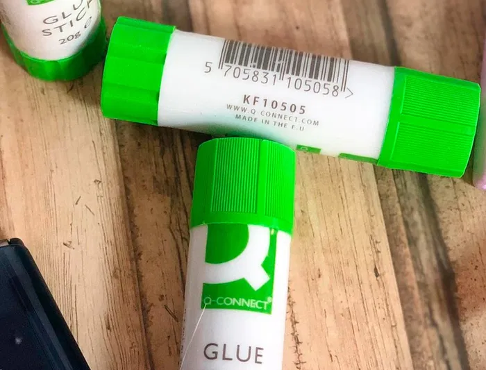 Q-connect Lápiz Adhesivo en Barra 20 g, Pegamento Sólido 90% Natural con Cuerpo 90% Reciclado, para Papel, Cartón, Fotos y Telas, Secado Instantáneo