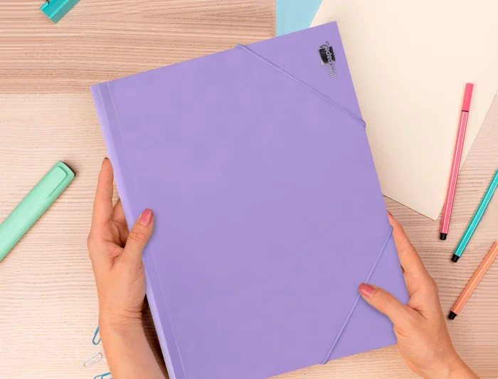 Liderpapel Carpeta Tres Solapas Polipropileno DIN A4 Color Lavanda Opaco Cierre Gomas Lomos Flexibles Capacidad 100 Hojas 400 Micras Liderpapel Carpeta Tres Solapas Polipropileno DIN A4 Color Lavanda Opaco Cierre Gomas Lomos Flexibles Capacidad 100 Hojas 400 Micras