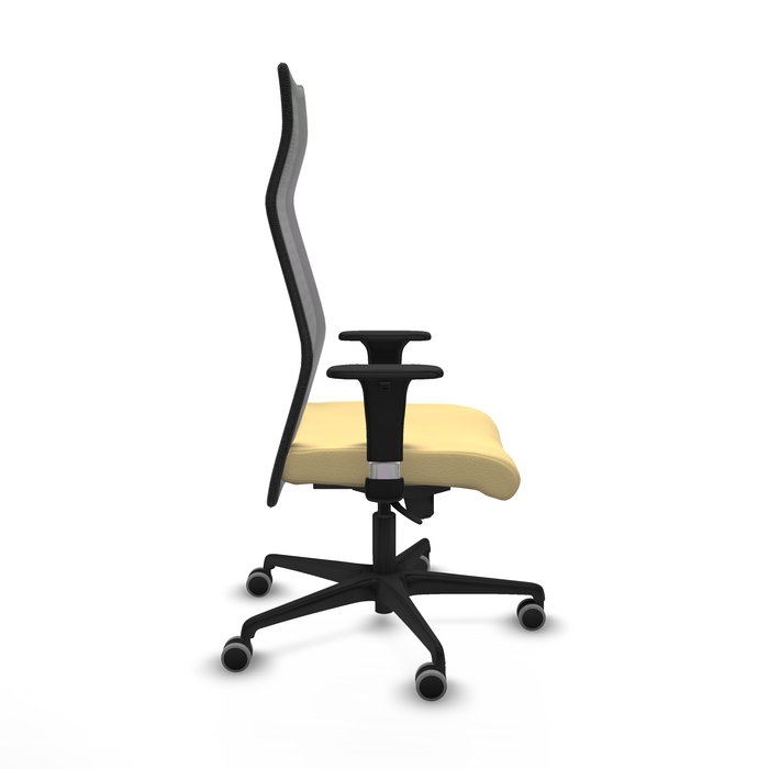 Sillón Albacete con mecanismo Sincro tapizada con Similpiel color Crema y malla color Negro. Equipado con Base nailon negra, Brazos 1D y Ruedas 65 mm parqué