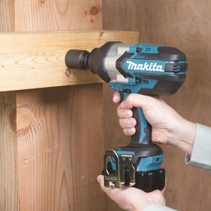 Makita DTW1002RTJ Destornillador de impacto a batería 18V con 2 baterías de 5Ah Makita DTW1002RTJ Destornillador de impacto a batería 18V con 2 baterías de 5Ah