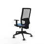 Silla de oficina Horna con mecanismo Sincro/Traslack tapizada con Tela color Azul cielo y malla color Blanco. Equipada con lumbar 1D, Brazos 1D y Ruedas 65 mm parqué