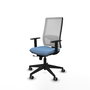 Silla de oficina Horna con mecanismo Sincro/Traslack tapizada con Tela color Azul cielo y malla color Blanco. Equipada con lumbar 1D, Brazos 1D y Ruedas 65 mm parqué