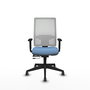 Silla de oficina Horna con mecanismo Sincro/Traslack tapizada con Tela color Azul cielo y malla color Blanco. Equipada con lumbar 1D, Brazos 1D y Ruedas 65 mm parqué