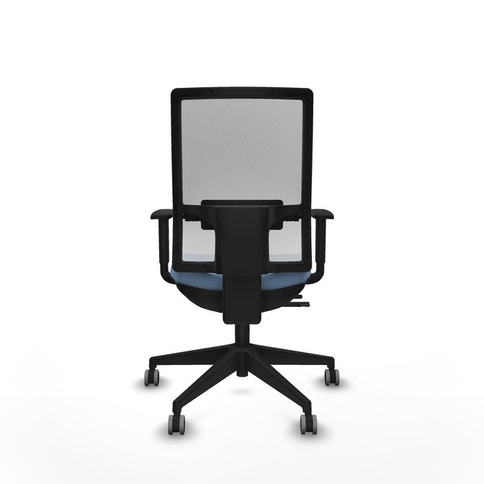 Silla de oficina Horna con mecanismo Sincro/Traslack tapizada con Tela color Azul cielo y malla color Blanco. Equipada con lumbar 1D, Brazos 1D y Ruedas 65 mm parqué