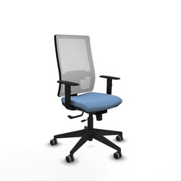 Silla de oficina Horna con mecanismo Sincro/Traslack tapizada con Tela color Azul cielo y malla color Blanco. Equipada con lumbar 1D, Brazos 1D y Ruedas 65 mm parqué