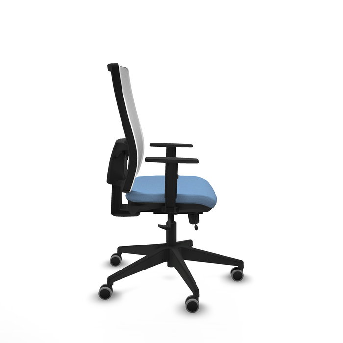 Silla de oficina Horna con mecanismo Sincro/Traslack tapizada con Tela color Azul cielo y malla color Blanco. Equipada con lumbar 1D, Brazos 1D y Ruedas 65 mm parqué